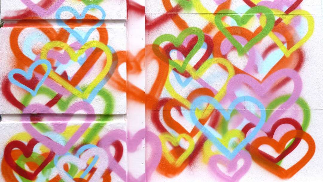 Hartjes op gevel detail 2