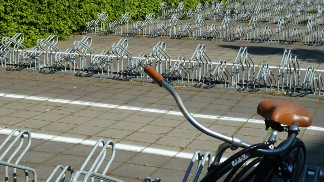 Fiets verder nog lege fietsenrekken