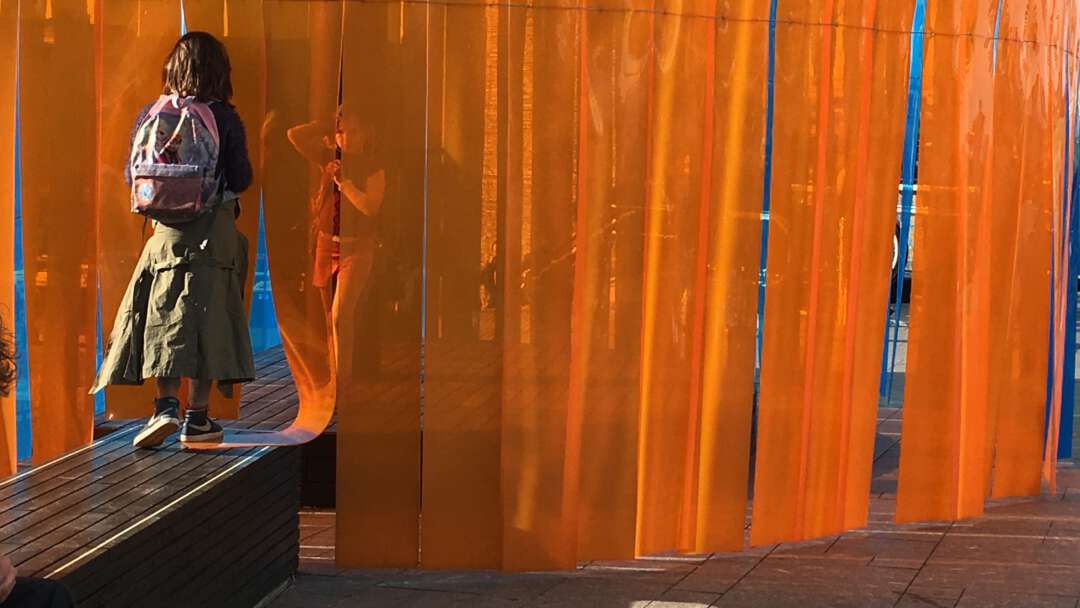 Oranje lamellen meisje met rugzak