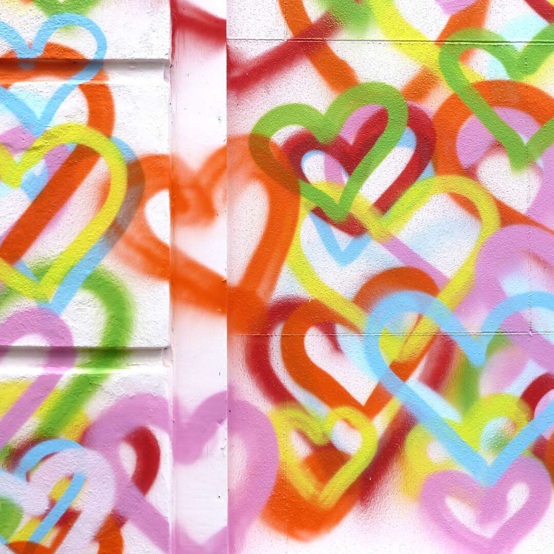 Hartjes op gevel detail 2