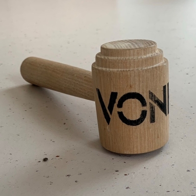 Vonkc voorzittershamer vierkant 400x400